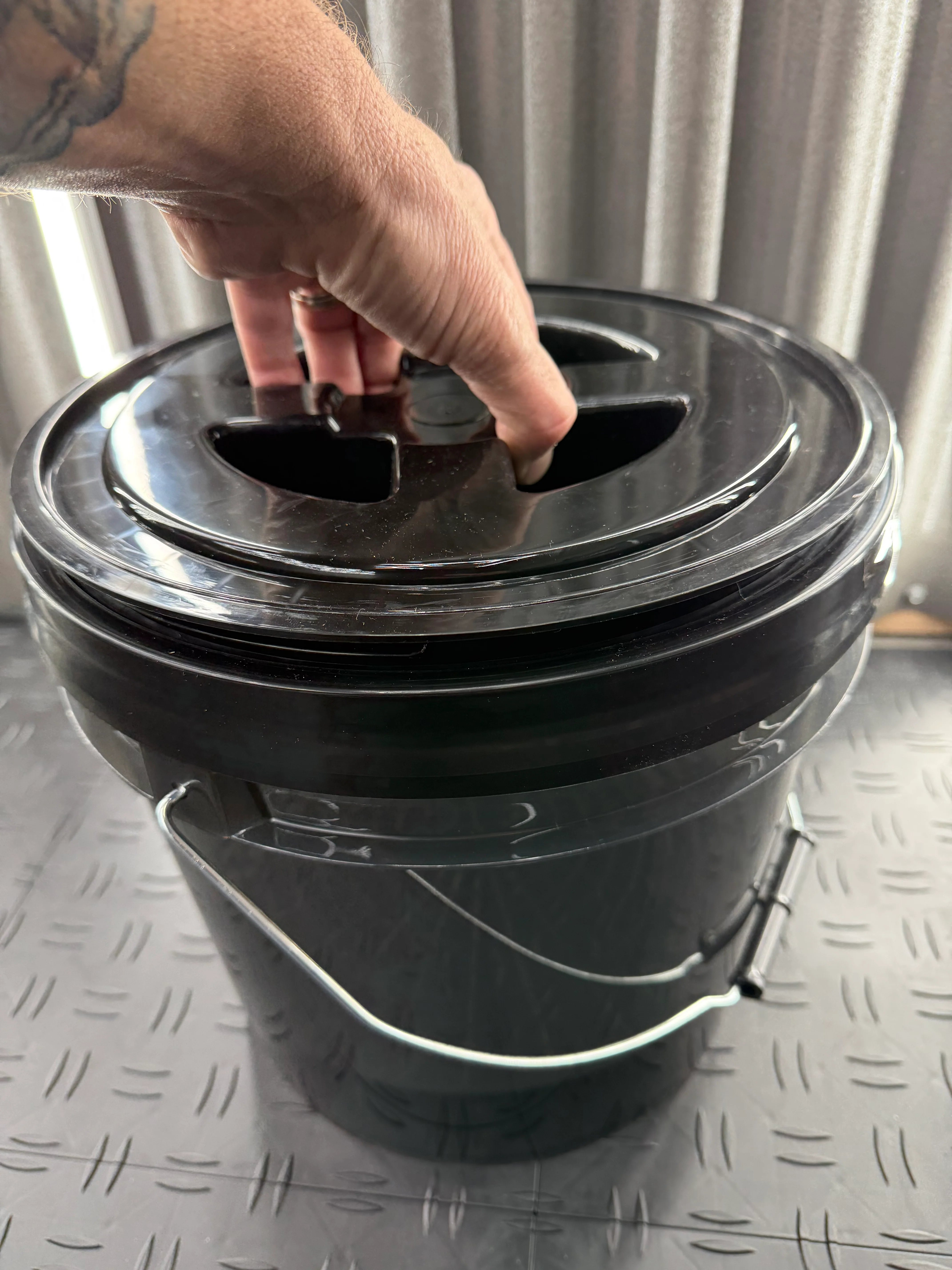 Bucket Kit – 3.5 Gallon with Dirt Catcher & Gamma Seal Lid - Image 3